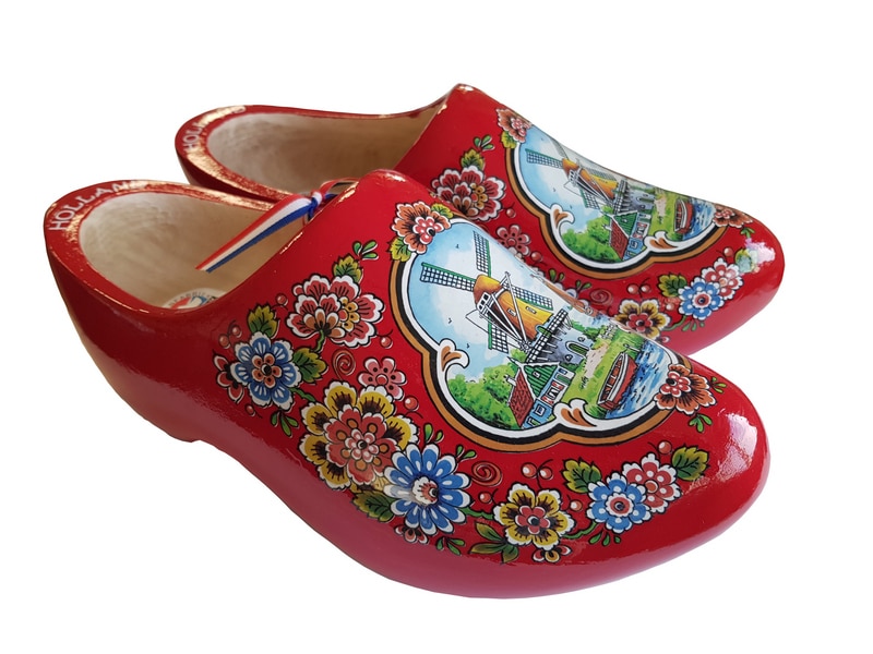 https://www.dutch-clogs.com/wp-content/uploads/2021/02/Red-Flower-wooden-shoes.jpg